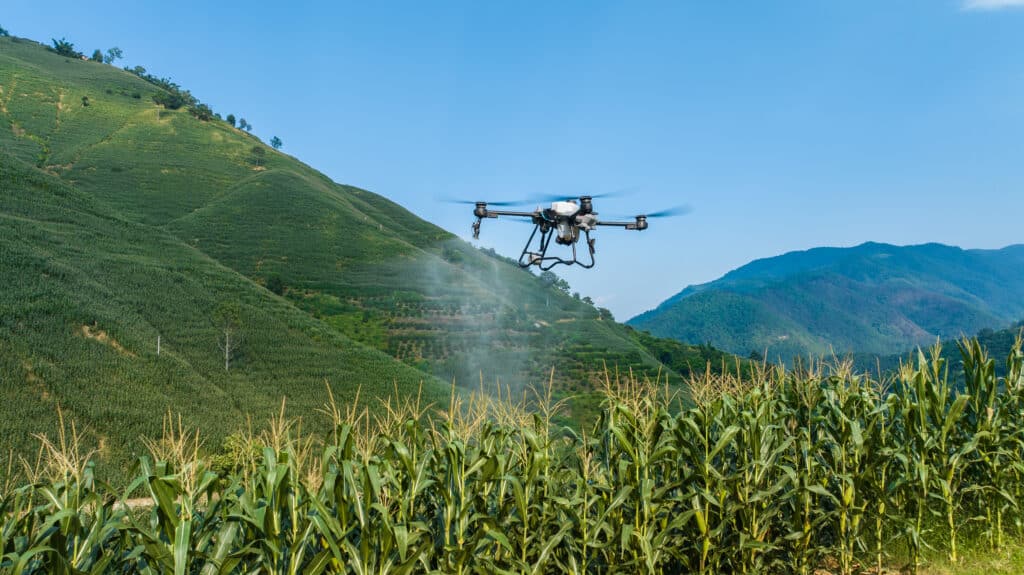 DJI Agras T25P pulverizando
